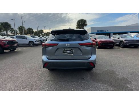 Used 2023 Toyota Highlander XLE image 3