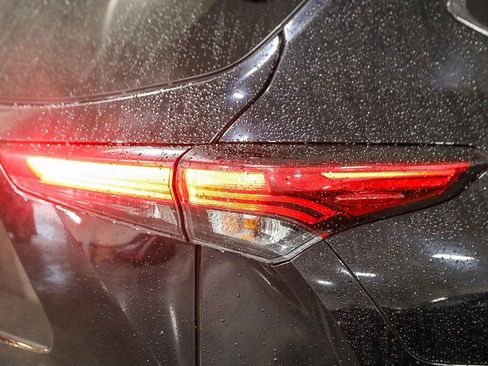 Used 2023 Toyota Highlander Limited image 9