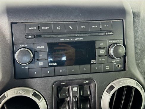 Used 2016 Jeep Wrangler Unlimited Rubicon w/ Connectivity Group AWD/4WD image 14