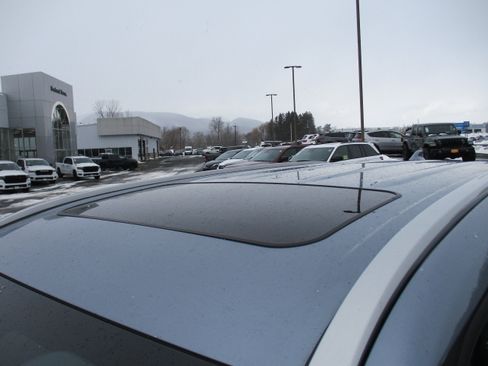 Used 2022 Toyota Highlander XLE image 11