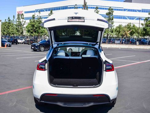 Used 2021 Tesla Model Y Long Range image 30