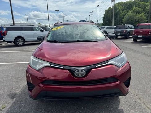Used 2018 Toyota RAV4 LE FWD image 2