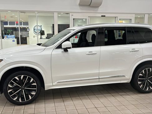 Used 2025 Volvo XC90 B6 Plus image 8