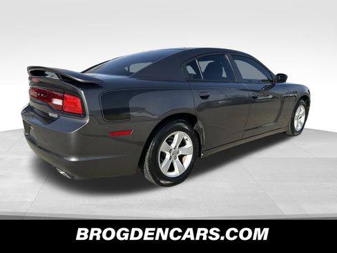 Used 2014 Dodge Charger SE image 3