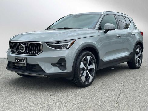 Certified 2025 Volvo XC40 B5 Plus AWD/4WD image 8
