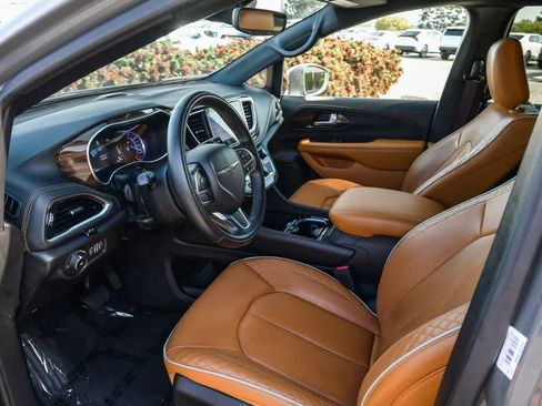 Used 2022 Chrysler Pacifica Pinnacle FWD image 16