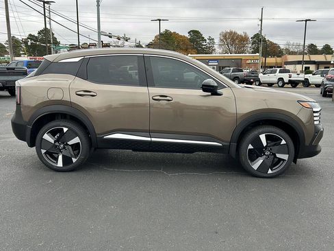 New 2026 Nissan Kicks SR image 7