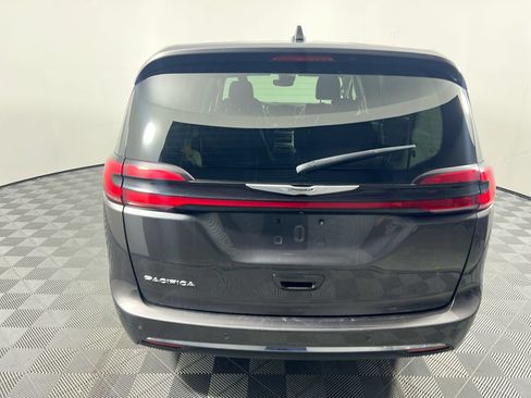 Used 2023 Chrysler Pacifica Touring-L FWD image 4