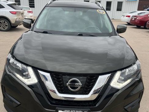 Used 2017 Nissan Rogue SV image 3