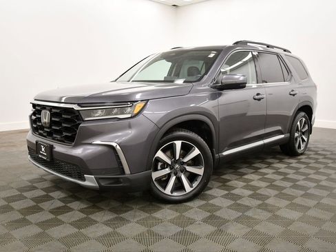 Used 2023 Honda Pilot Touring image 2