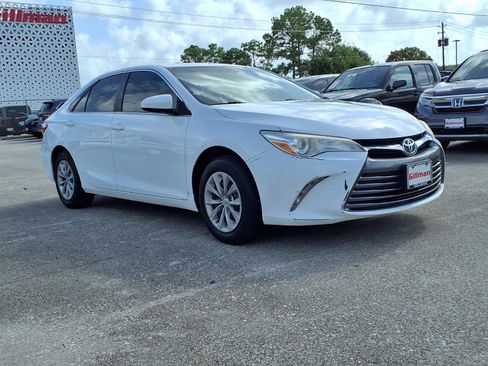 Used 2017 Toyota Camry LE FWD image 2