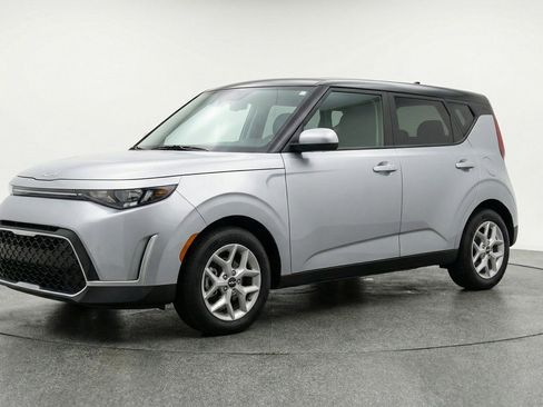 Used 2025 Kia Soul LX w/ LX Technology Package image 3