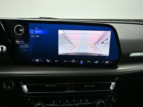 Used 2025 Chevrolet Traverse LT image 14