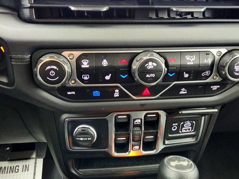 Used 2025 Jeep Wrangler Unlimited Sahara image 17