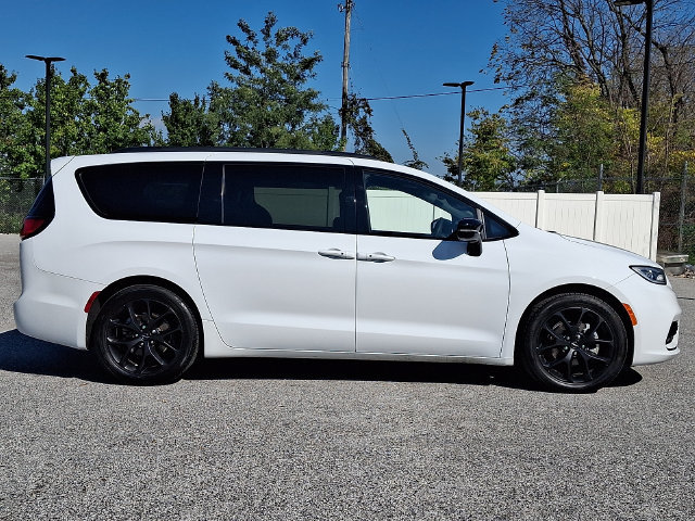 Used 2025 Chrysler Pacifica Limited FWD image 10