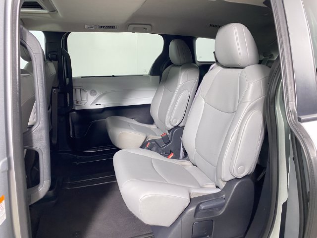 Used 2025 Toyota Sienna XLE FWD image 13