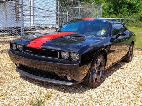 Used 2013 Dodge Challenger SXT RWD image 1