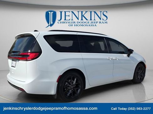 New 2026 Chrysler Pacifica Select image 3