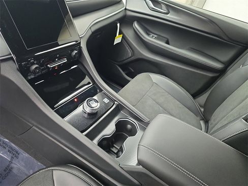 New 2025 Jeep Grand Cherokee Laredo image 23