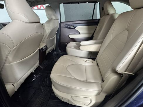 Used 2020 Toyota Highlander XLE AWD/4WD image 31
