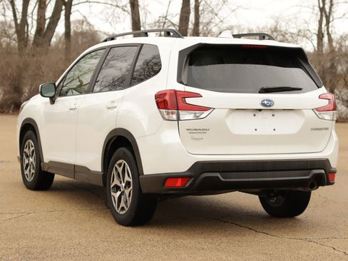 Used 2023 Subaru Forester Premium image 5