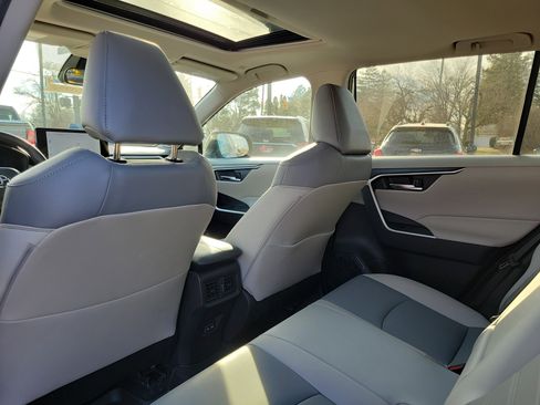 Used 2023 Toyota RAV4 XLE Premium image 15