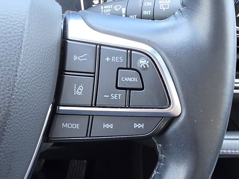 Used 2021 Toyota Highlander XLE AWD/4WD image 20