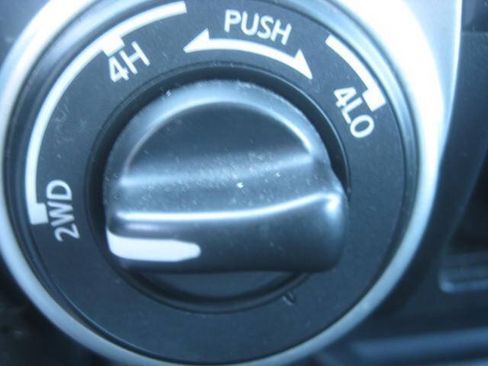 Used 2018 Nissan Titan SV AWD/4WD image 35