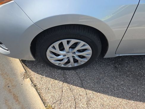 Used 2018 Toyota Corolla LE FWD image 9