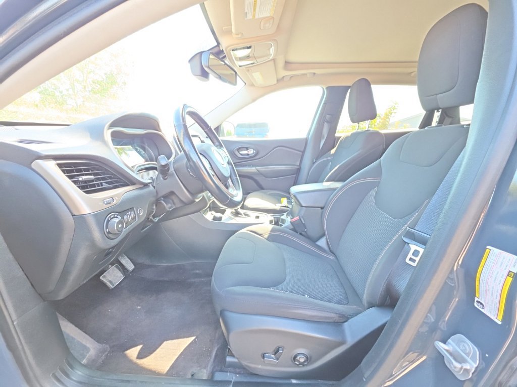 Used 2016 Jeep Cherokee Latitude AWD/4WD image 10