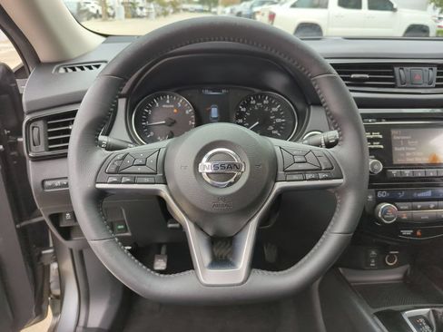 Used 2017 Nissan Rogue SV AWD/4WD image 10