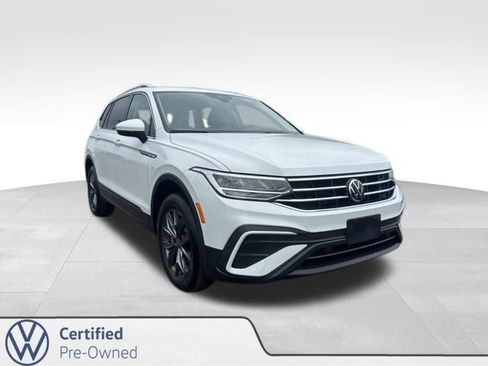 Certified 2024 Volkswagen Tiguan SE image 1
