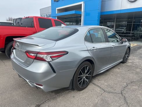 Used 2022 Toyota Camry SE image 3
