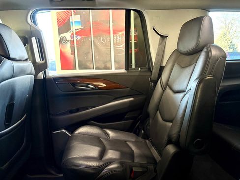 Used 2020 Cadillac Escalade Luxury w/ Escalade Sport Edition image 15