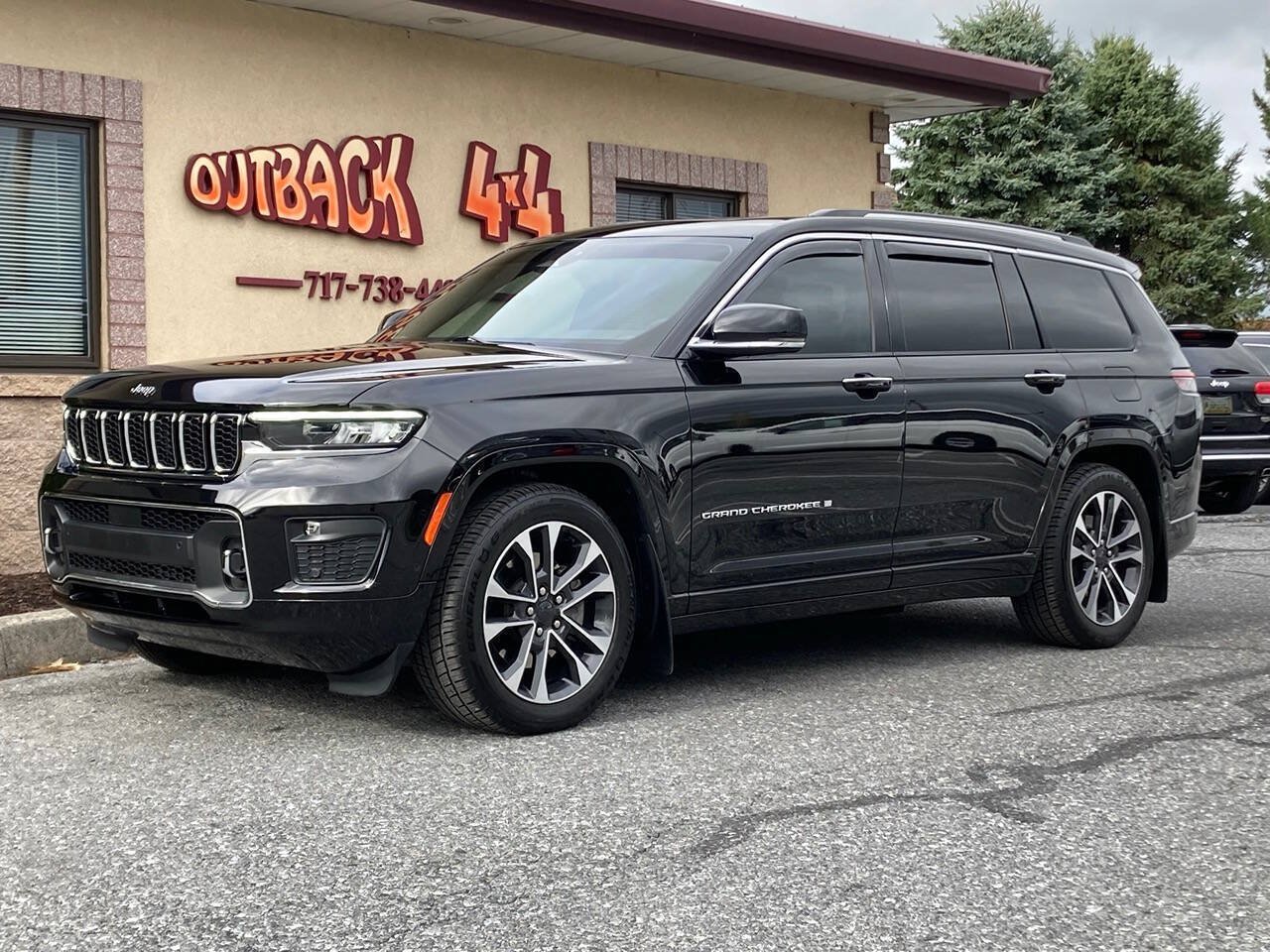 Used 2021 Jeep Grand Cherokee L Overland w/ Luxury Tech Group IV AWD/4WD image 3