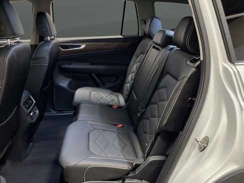 Used 2024 Volkswagen Atlas SE FWD image 23