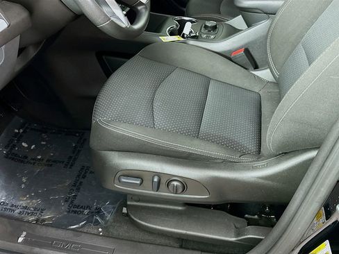 Used 2023 GMC Terrain SLE w/ Driver Convenience Package image 25