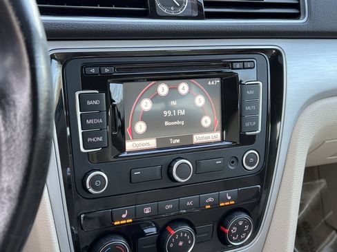 Used 2013 Volkswagen Passat 2.5 SE image 16