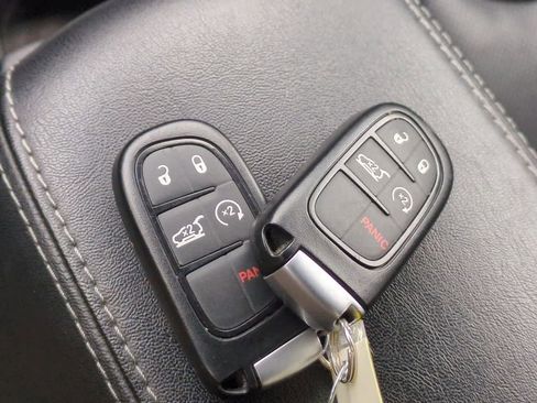 Used 2021 Jeep Cherokee Limited image 34