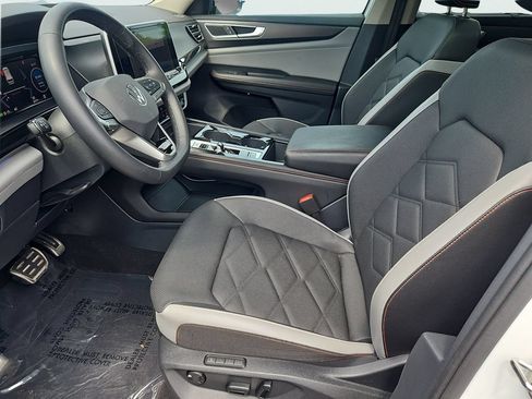 Used 2024 Volkswagen Atlas Peak Edition SEL AWD/4WD image 32