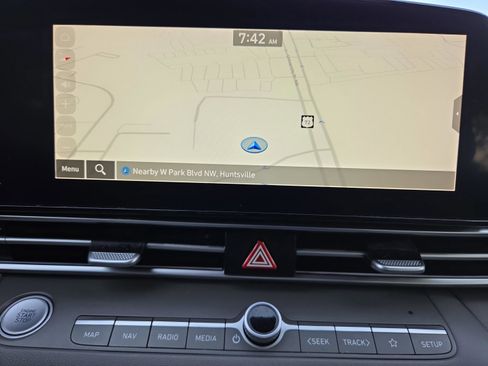 Used 2025 Hyundai Elantra SEL FWD image 19