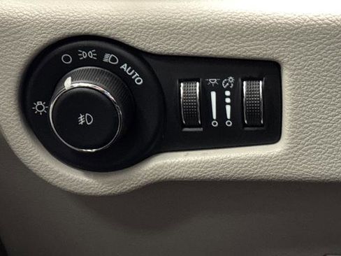 Used 2023 Chrysler Pacifica Limited w/ Uconnect Theater Family Group image 27