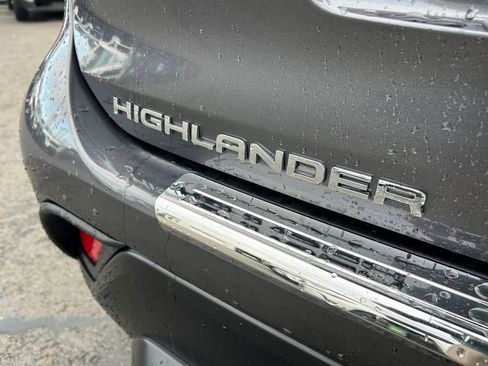 Used 2024 Toyota Highlander XLE image 32