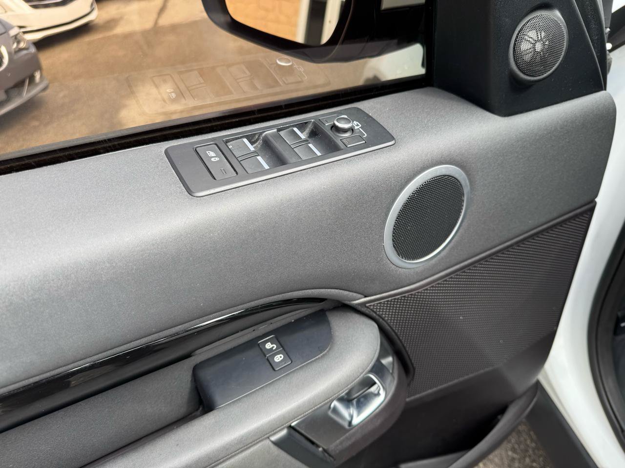 Used 2017 Land Rover Discovery SE AWD/4WD image 26