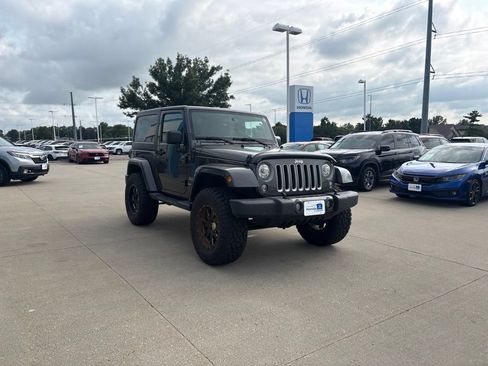 Used 2017 Jeep Wrangler Sahara w/ Connectivity Group AWD/4WD image 3