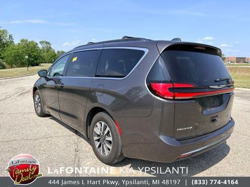 Used 2022 Chrysler Pacifica Touring-L w/ Uconnect Theater Family Group FWD image 3