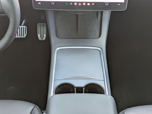 Used 2024 Tesla Model Y 2WD image 19