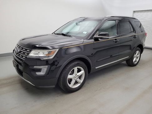 Used 2017 Ford Explorer XLT w/ Equipment Group 202A AWD/4WD image 2