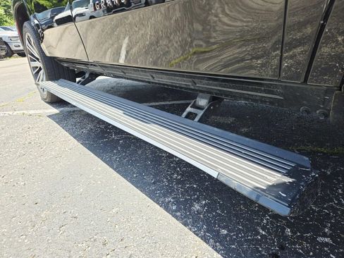 Used 2022 Jeep Grand Wagoneer Series III AWD/4WD image 20