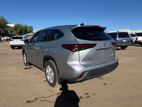 Used 2022 Toyota Highlander LE image 3